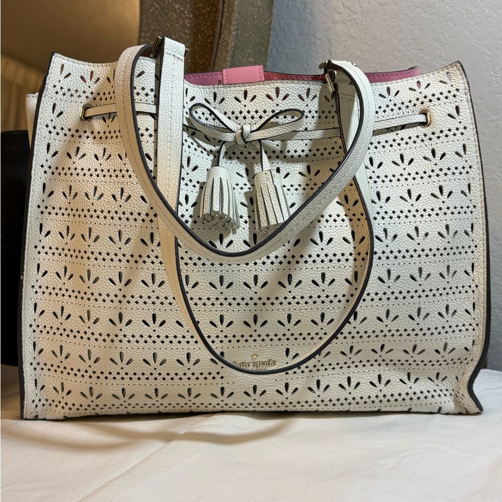🌸Kate Spade Hayes Perf tote with Pink Interior Easter & spring 🐣